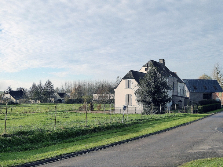 Vue sur les maisons rue Basse et rue de la Prairie - Franqueville