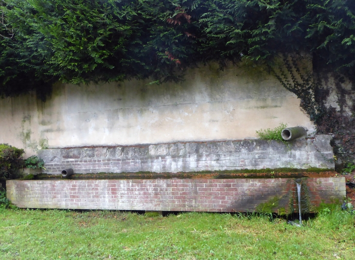 Rue-de-la-des-fontaine-s : fontaine - Harcigny