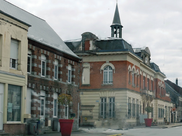 L'hôtel de ville dans la rue principale - La Capelle