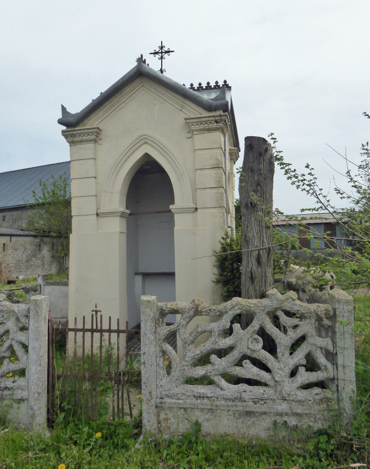 Sur le circuit du Poilu : chapelle - La Flamengrie