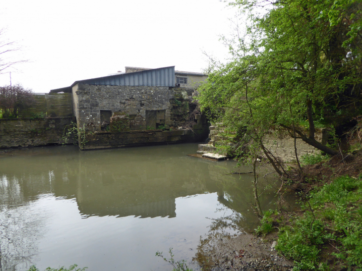 Sur le circuit du Poilu : ancien moulin - La Flamengrie