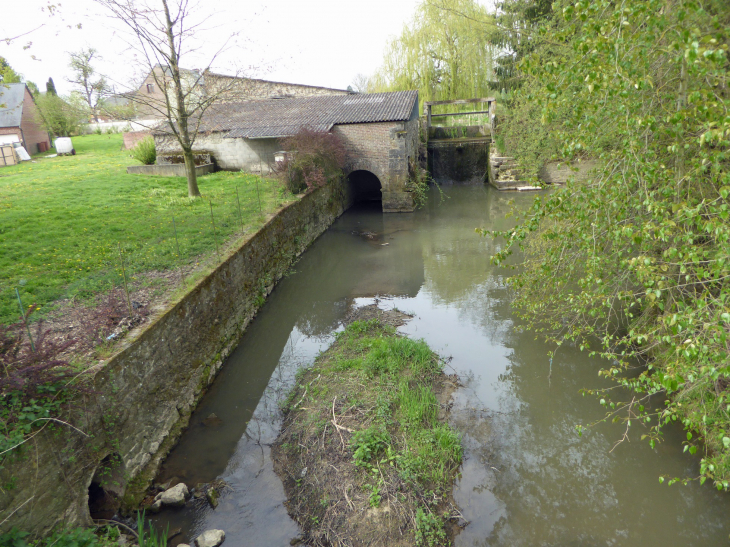 Sur le circuit du Poilu : ancien moulin - La Flamengrie