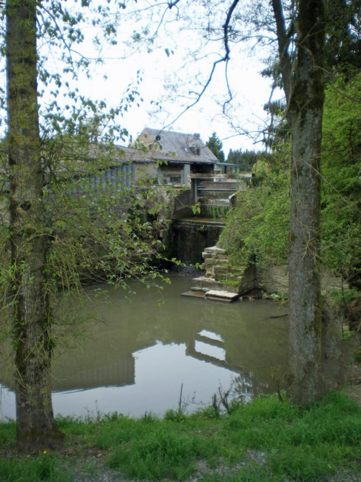 Sur le circuit du Poilu : ancien moulin - La Flamengrie