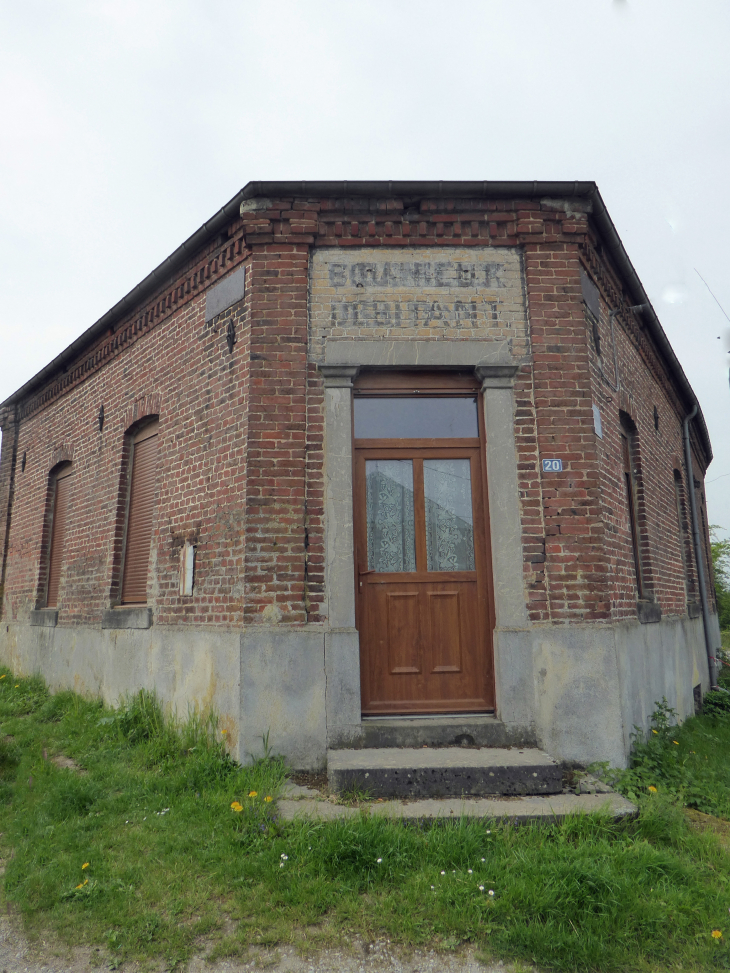 Sur le circuit du Poilu : ancien commerce - La Flamengrie