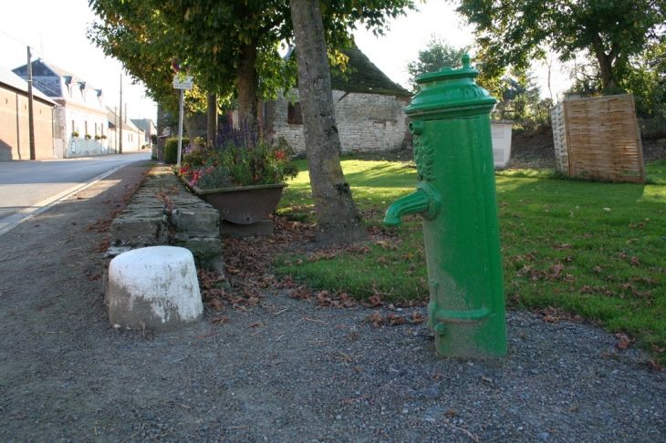 L'ancienne fontaine - La Neuville-Bosmont