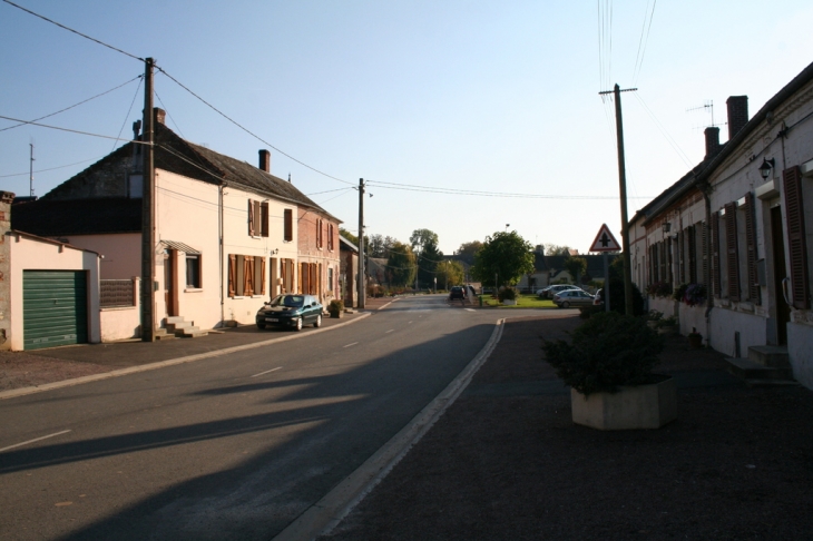 Grande rue vers Cuirieux - La Neuville-Bosmont