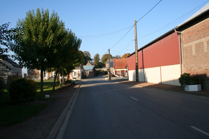 Grande rue vers D946 - La Neuville-Bosmont