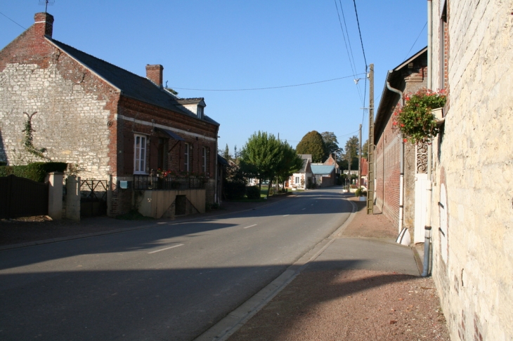 Grande rue vers D946 - La Neuville-Bosmont