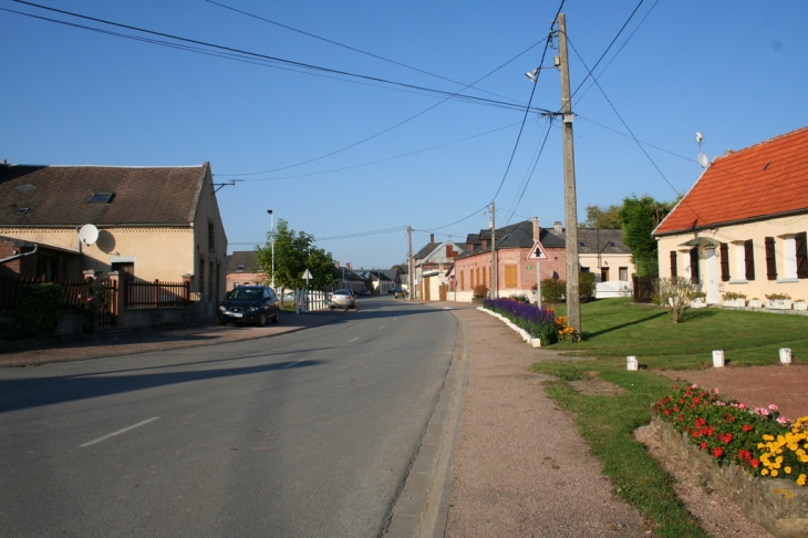 Grande rue vers D946 - La Neuville-Bosmont