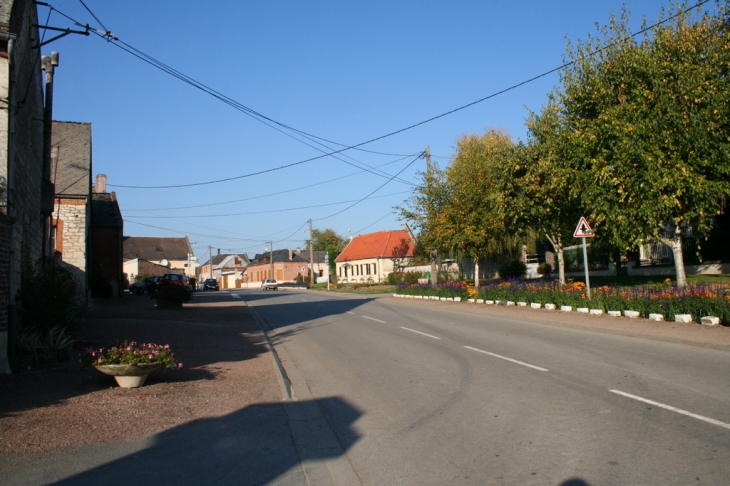 Grande rue vers D946 - La Neuville-Bosmont