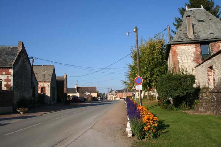 Grande rue vers D946 - La Neuville-Bosmont