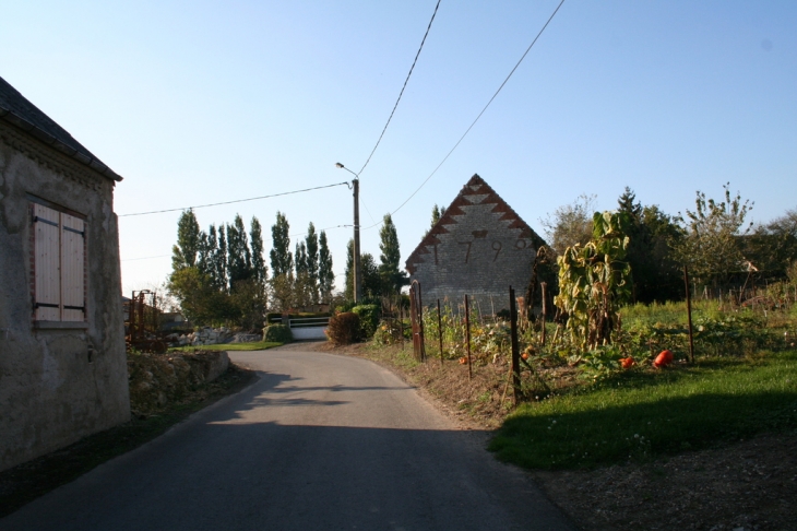 Rue de Marle vers la Mairie - La Neuville-Bosmont