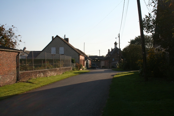 Rue de Marle vers la Mairie - La Neuville-Bosmont