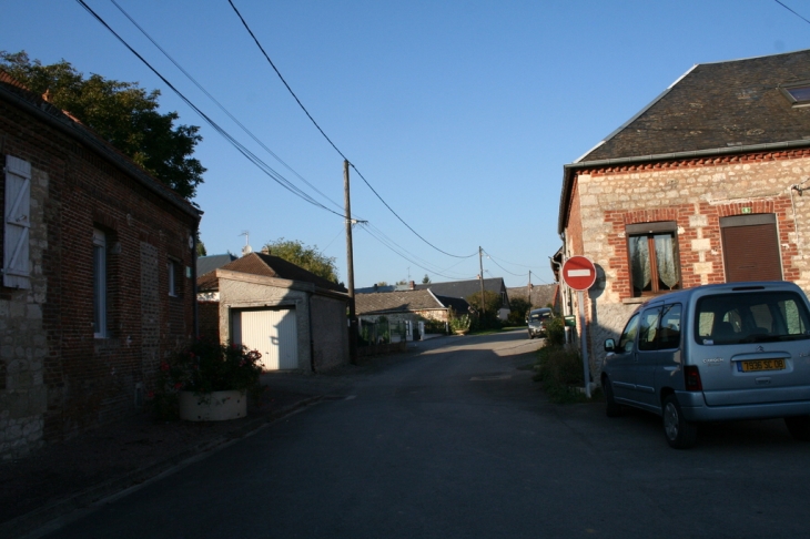 Rue de Marle vers la Grande Rue - La Neuville-Bosmont