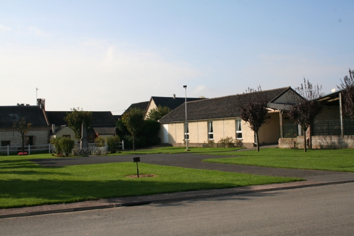 Le monument et la Salle des fêtes - La Neuville-Bosmont