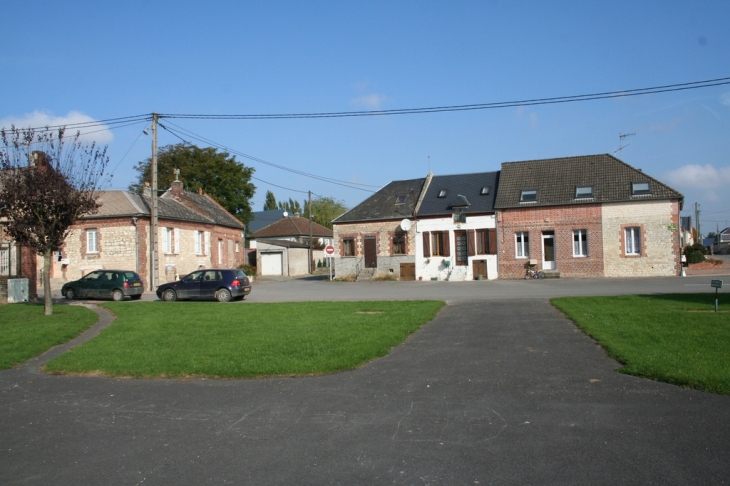 Vue prise du monument aux morts - La Neuville-Bosmont