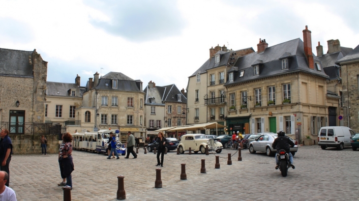 La place de la ville haute - Laon