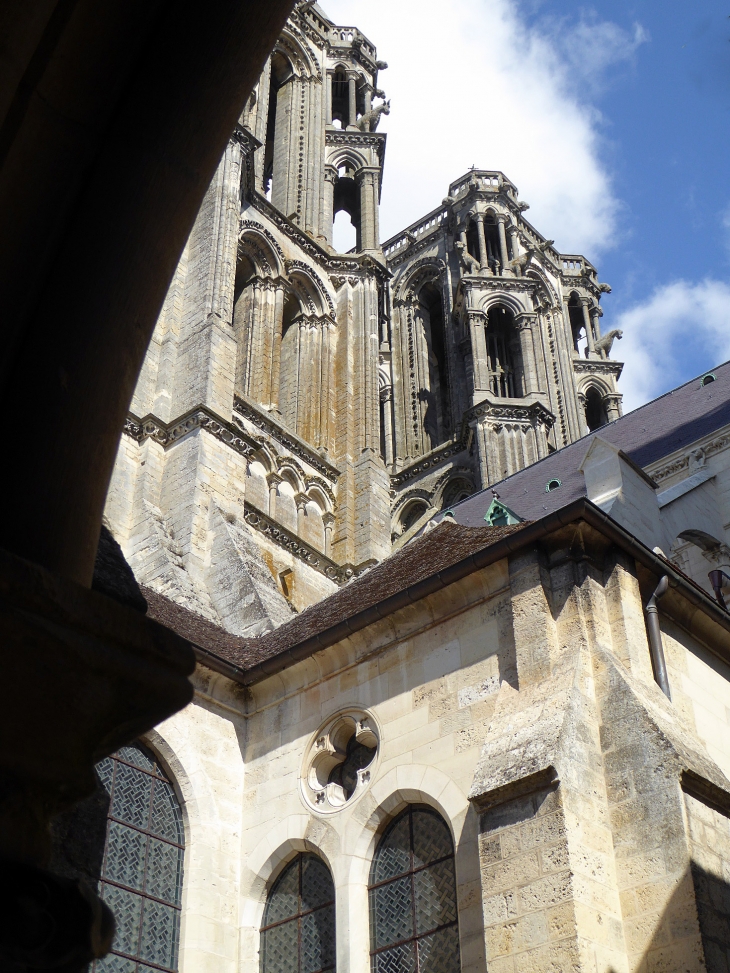 Les tours vues du cloître - Laon