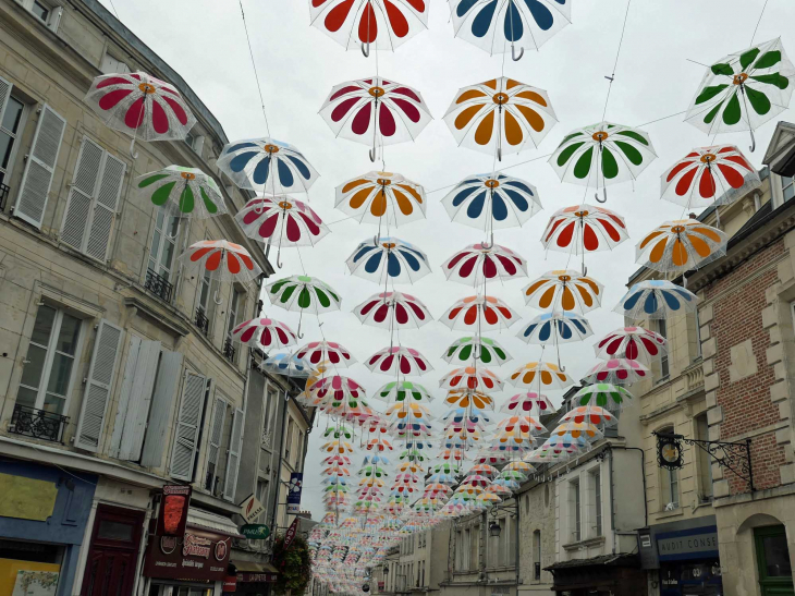  les parapluies de Pariicia Cunha : rue Saint Jean - Laon