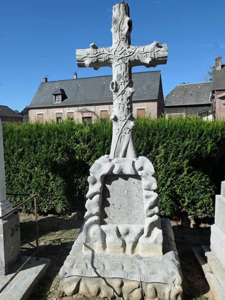 Tombe ancienne dans le cimetière - Lerzy