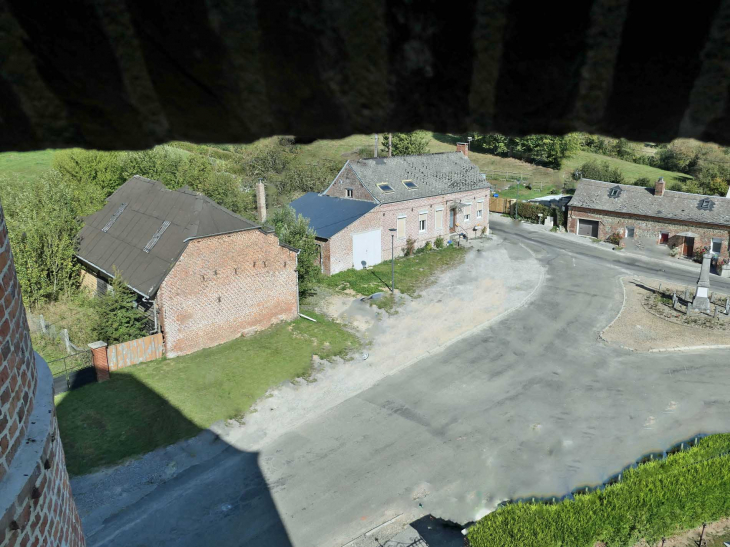 Vue sur le village par la meurtrière du donjon - Lerzy