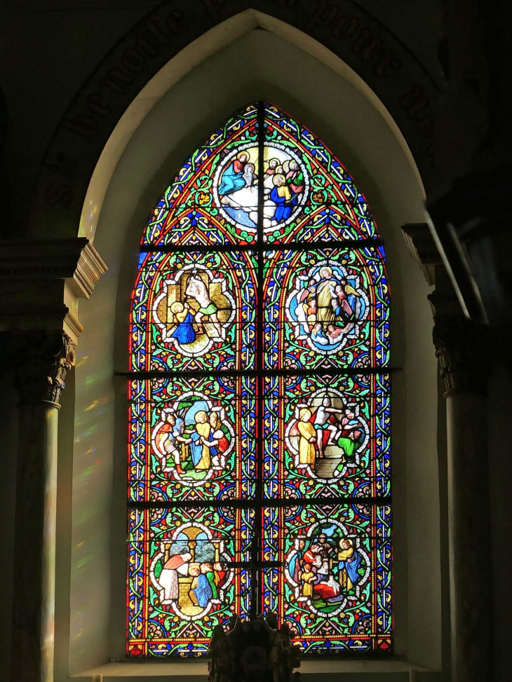 Eglise Sainte Benoîte : le vitrail du choeur vie de Sainte Benoite - Lerzy