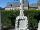 tombe ancienne dans le cimetière