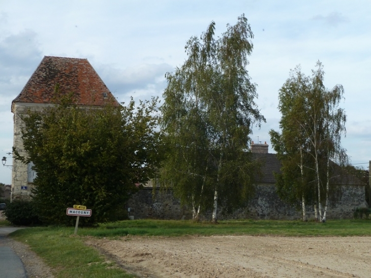 L'entrée du village - Macogny