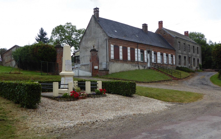 Le monument aux morts et les maisons - Malzy