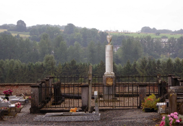 Dans le cimetière - Malzy