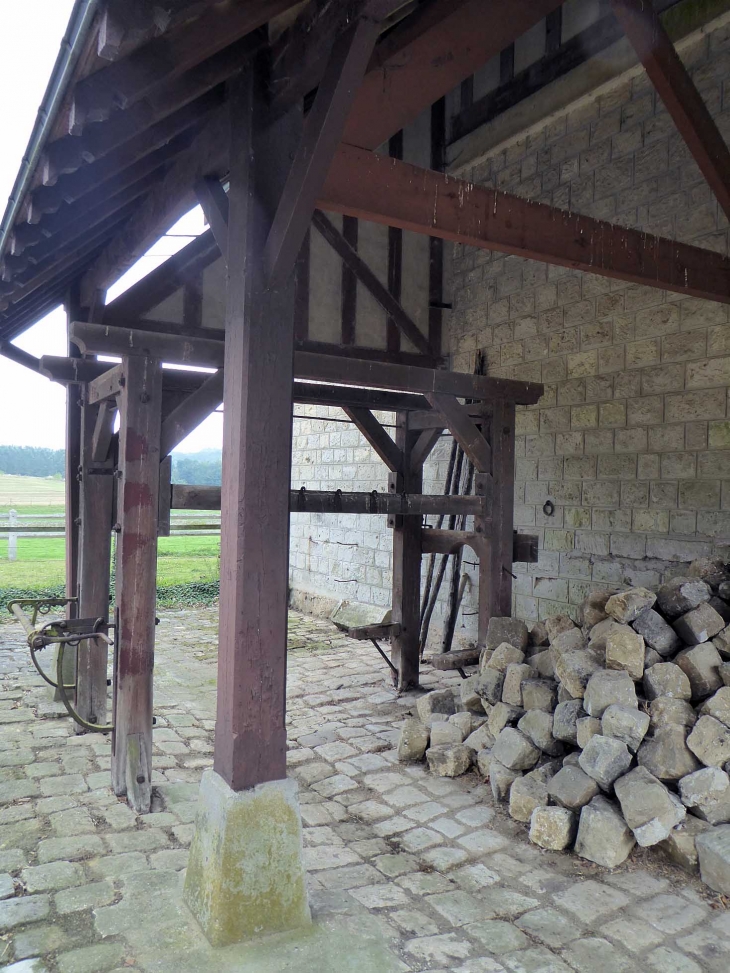 La ferme de Montgarny : travail à ferrer les animaux - Margival