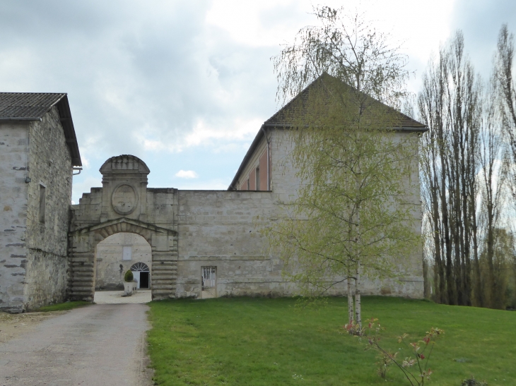 L'entrée du château - Marizy-Saint-Mard