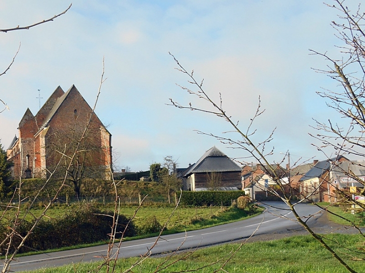 L'entrée de l'église - Marly-Gomont