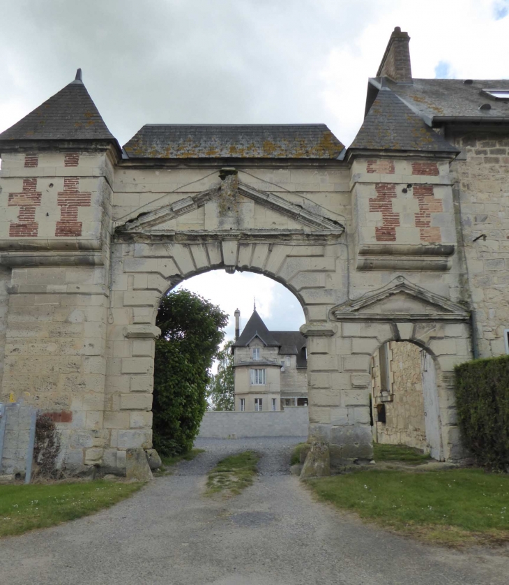 L'entrée du château - Mont-Saint-Martin