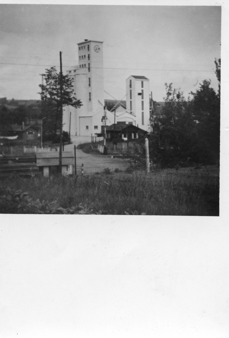 Le silo à grains années 50   Montcornet 02340