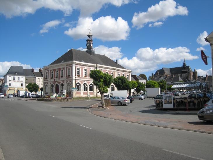 Vue sur la place de la mairie - Montcornet