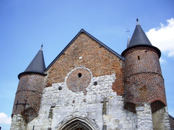 L'entrée de l'église - Morgny-en-Thiérache