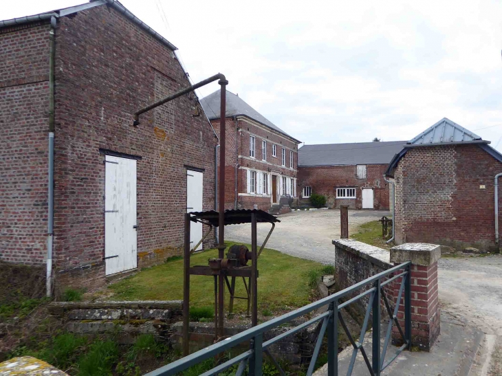 Ferme dans le village - Morgny-en-Thiérache