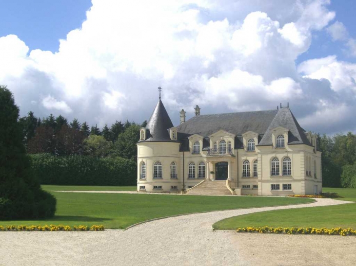 Château de Nizy Construit de 1972 par Jean JULIEN et terminé en 2005 par Christian PERLOT - Nizy-le-Comte