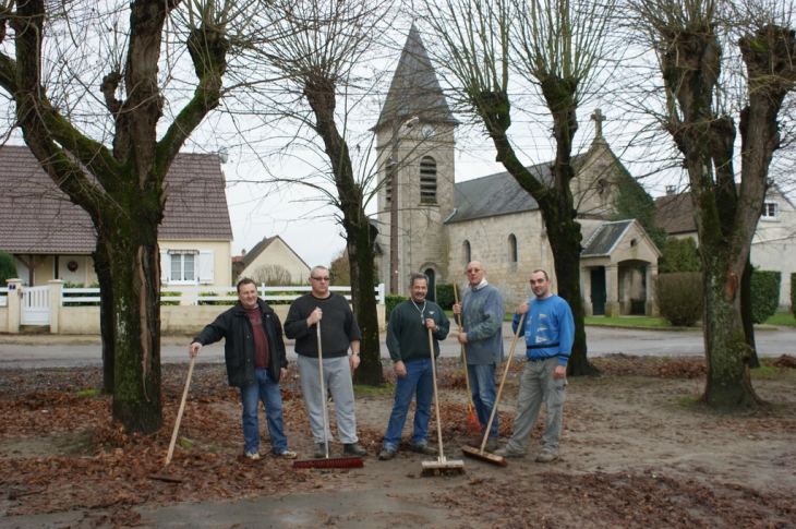 Nettoyage de la place du village par Dominique,Gilles,Denis,Jean-marie et Christophe - Osly-Courtil