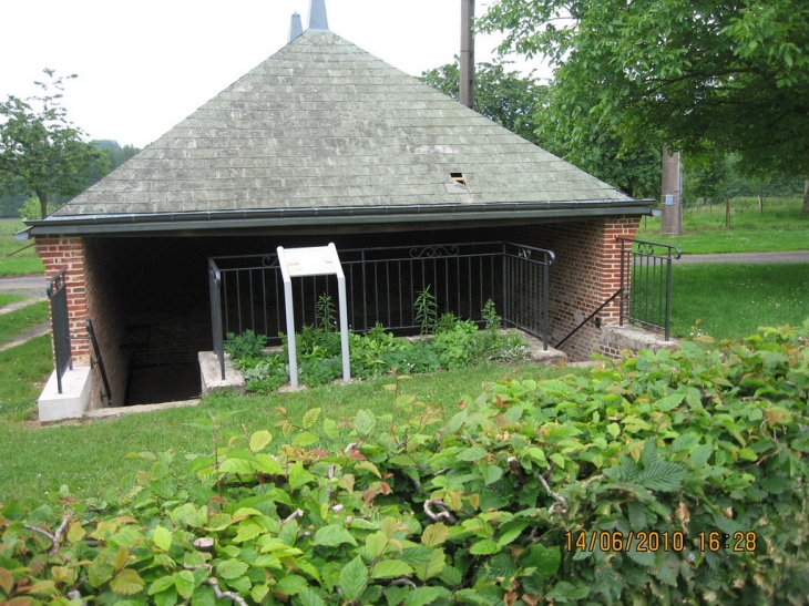 Le lavoir du village, qui rendait bien des services aux villageoises - Parfondeval