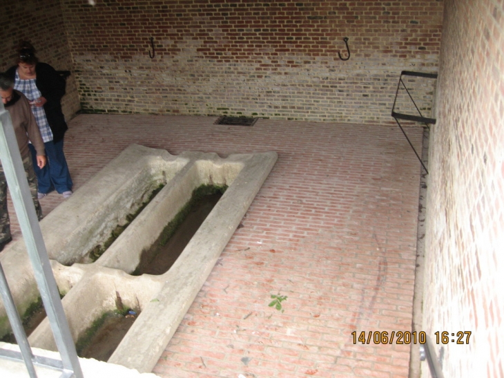 à l'intérieur du lavoir - Parfondeval