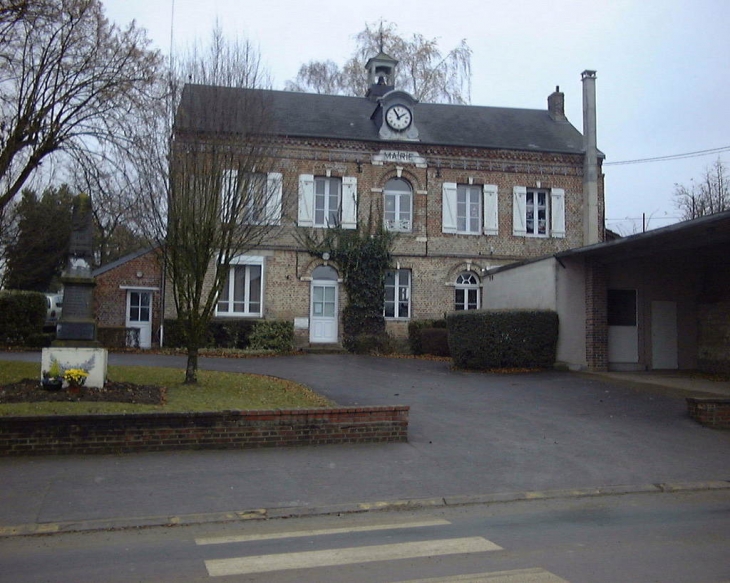 La mairie et le monument aux morts - Pouilly-sur-Serre