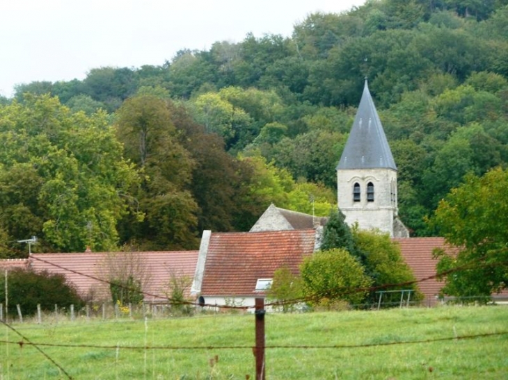 Vue sur l'église - Presles-et-Thierny