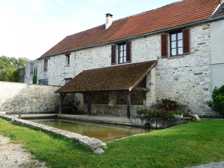 Maison avec lavoir - Priez