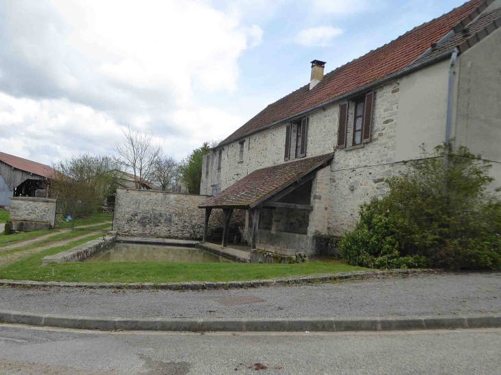 Lavoir adossé à une maison - Priez