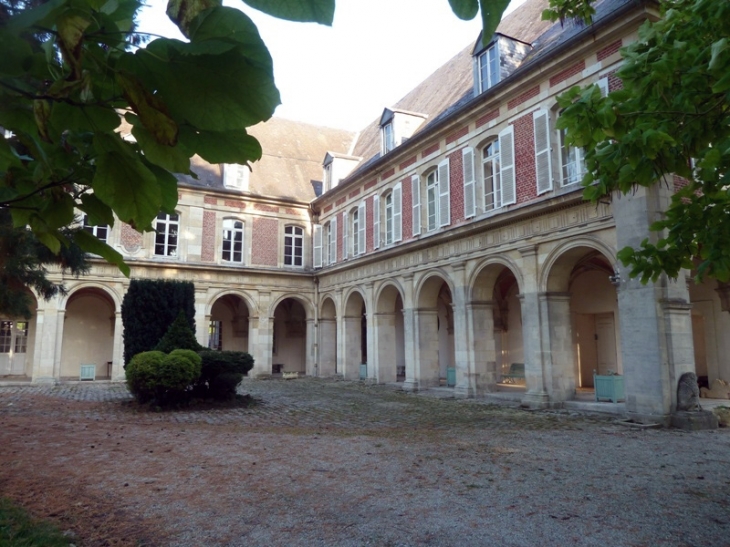 L'ancien cloître de l'abbaye - Ribemont