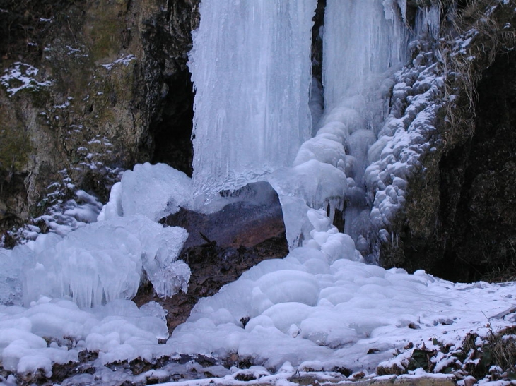 La cascade en hiver - Roucy