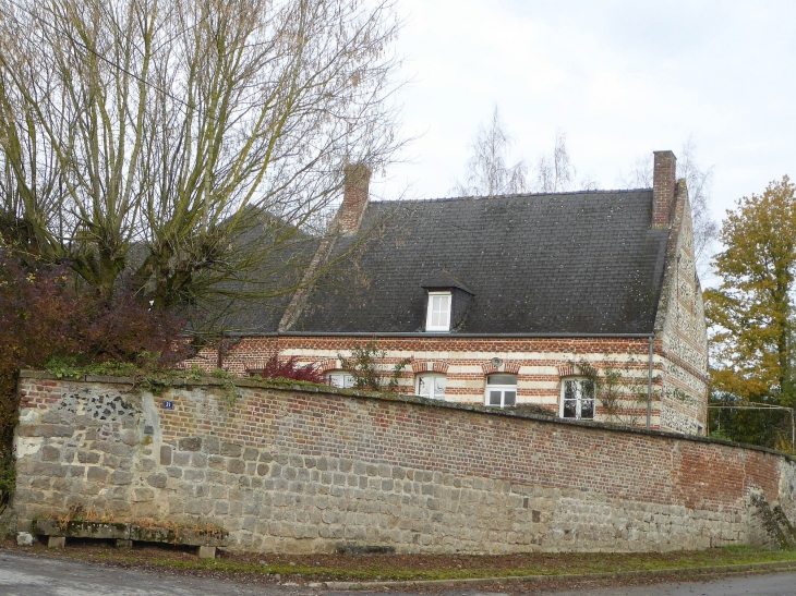 Maison derrière les murs rue Cailleuse - Rougeries