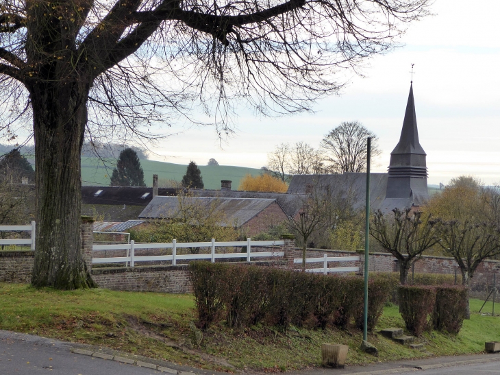 L'église vue de la rue du Tilleul - Rougeries